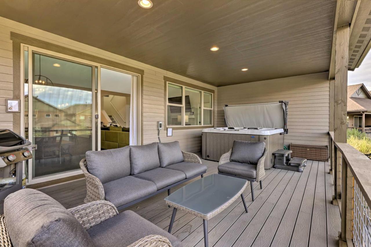 Chic Granby Home With Furnished Deck And Hot Tub! Exterior photo